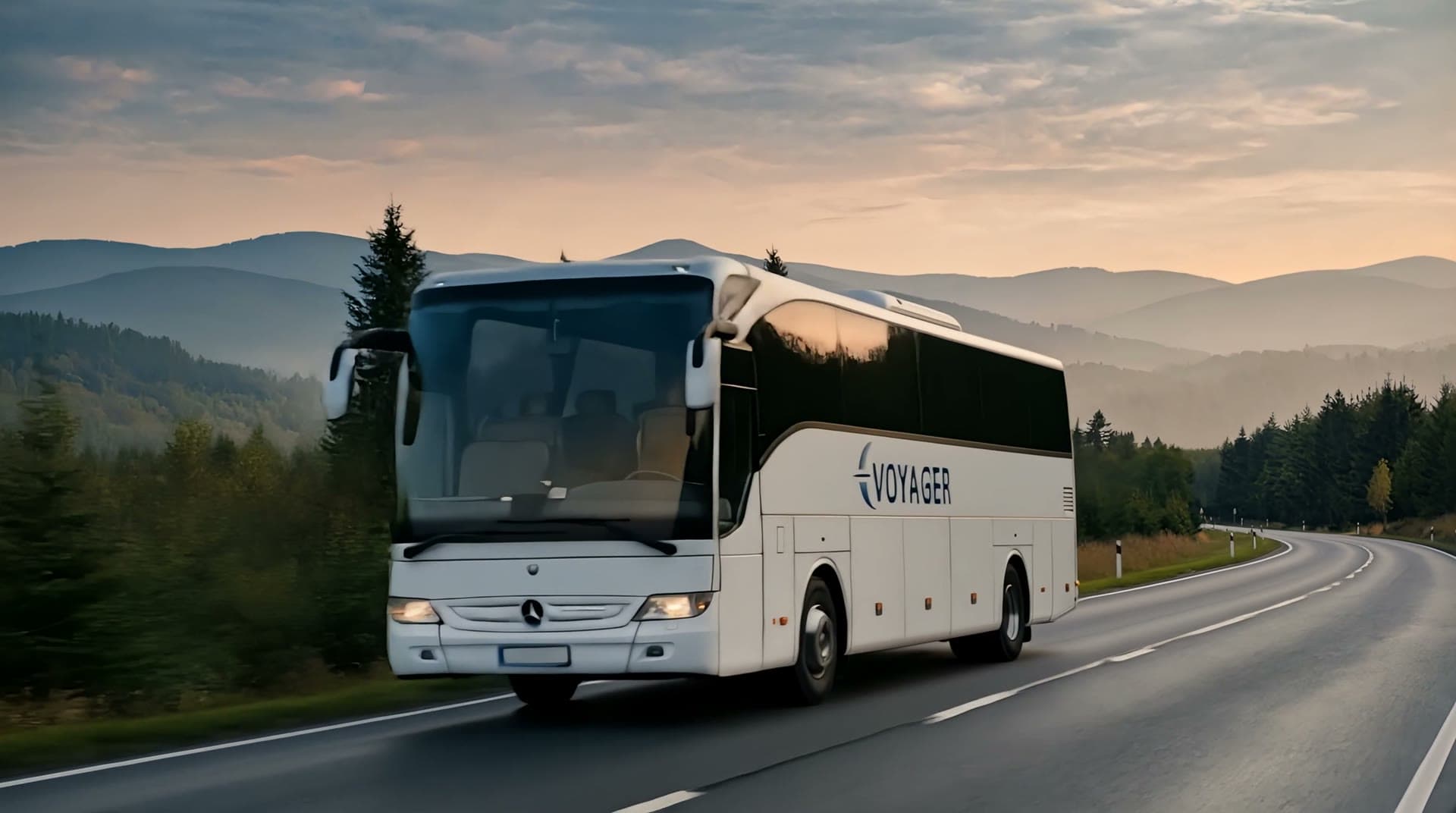 Autokar Voyagera na trasie przez Beskid Niski o zachodzie słońca