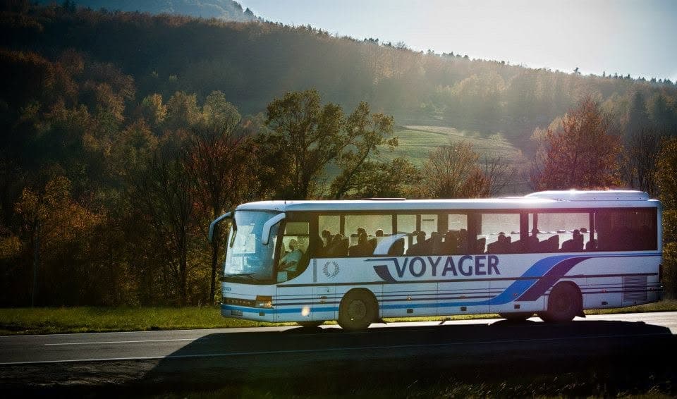 Burta Setry Voyagera w jesiennym świetle, duży napis VOYAGER