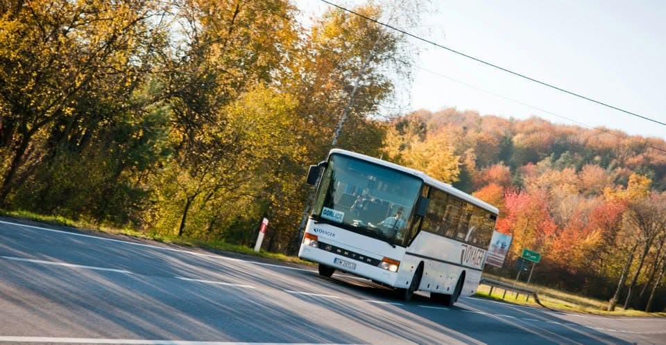 Autokar Voyagera na jesiennej drodze przez Beskid Niski