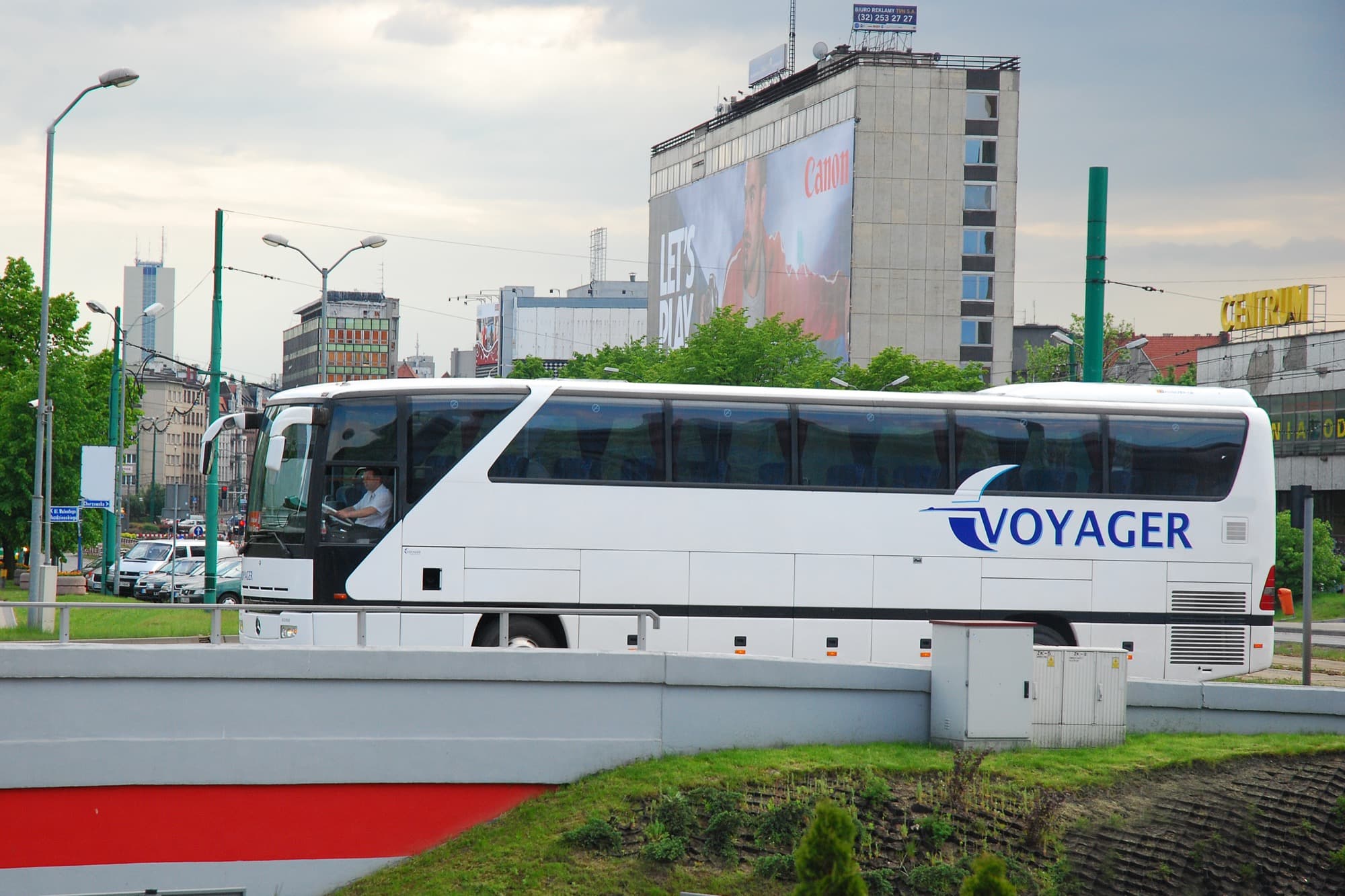 Autokar Tourismo Voyagera w mieście